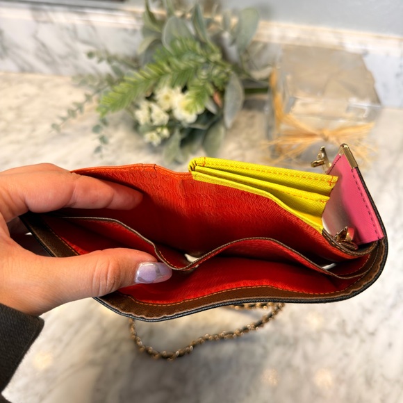 Metrocity Black Crossbody Wallet with Gold Chain EUC - Picture 7 of 8